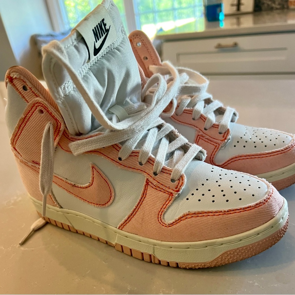 Dunks size 6 women’s. Worn one time.